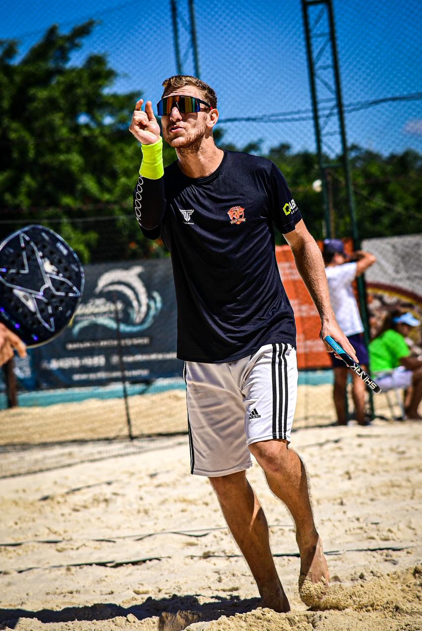 Treino de beach tennis em quadra aberta