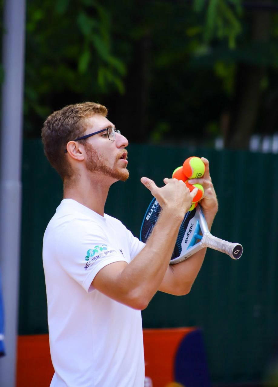 Rafael Fedel em quadra de beach tennis