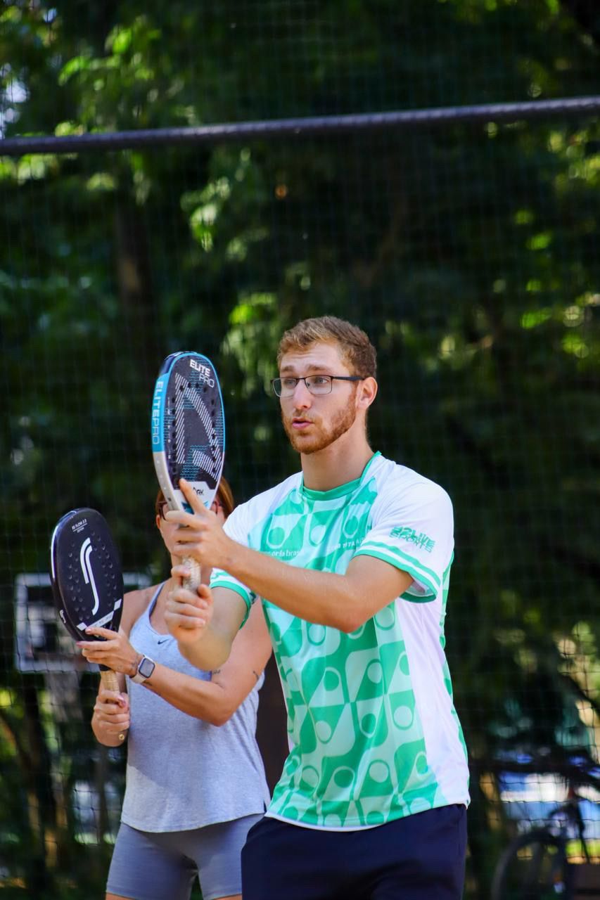 Rafael Fedel em quadra de beach tennis
