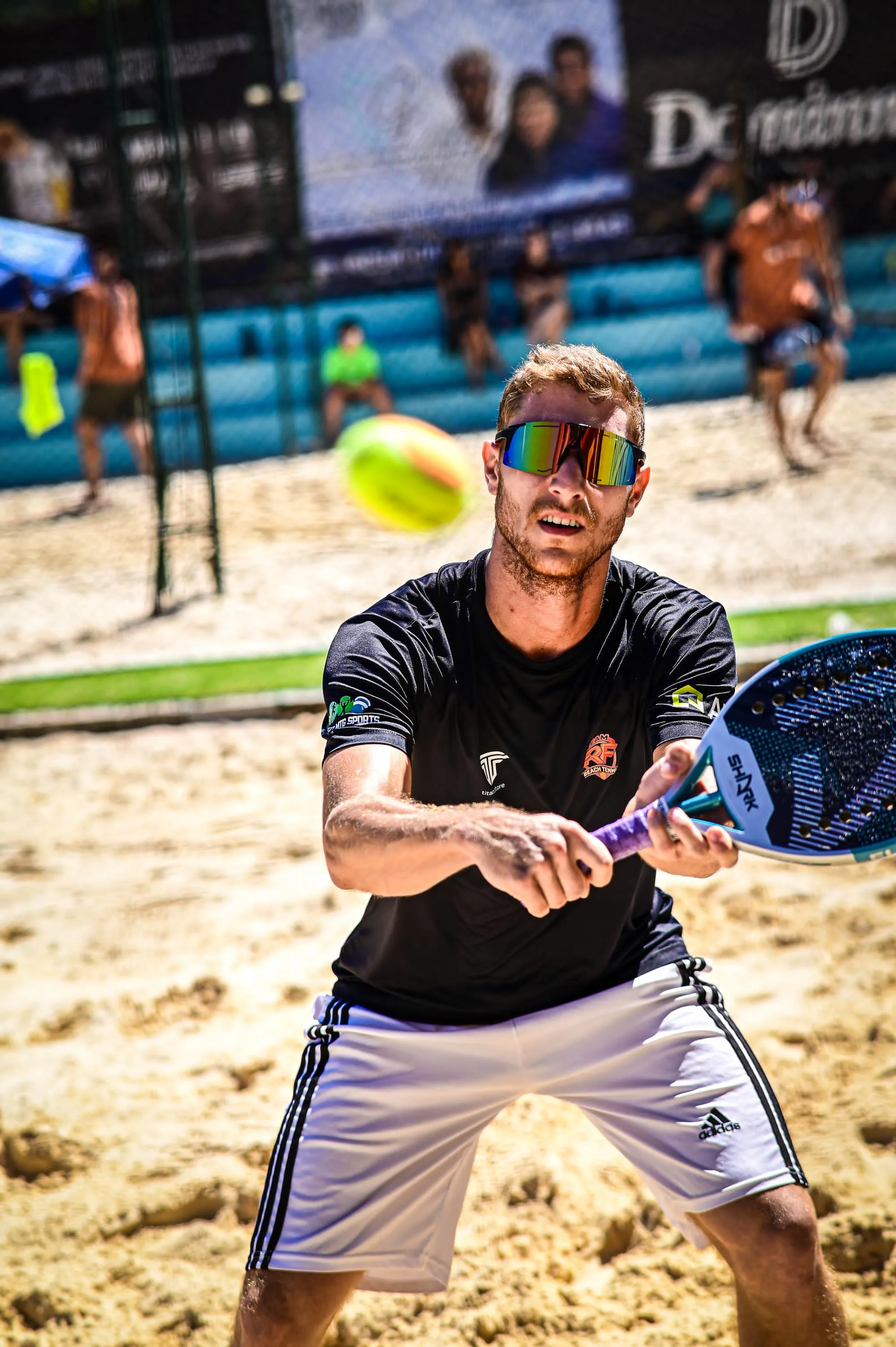 Partida de beach tennis com alta intensidade